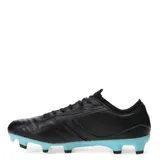 Championes de fútbol Umbro Speed HG, color negro con detalles en celeste. Presentan un diseño ergonómico con suela de tapones para superficies firmes y cierre mediante cordones.