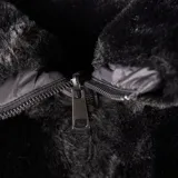 Campera de piel sintética negra, con cuello alto y cierre frontal. Diseño corto y holgado con acabado suave.