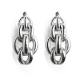 Par de aros colgantes plateados con forma de cadena gruesa de tres eslabones.