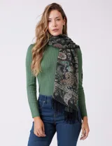 Bufandón de tejido soft, marca Adrienne Vittadini, con estampado de arabescos en tonos verde, beige y negro. Presenta terminación con flecos.