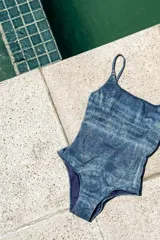 Enteriza de traje de baño color azul oscuro con efecto tie-dye y brillo holográfico. Diseño con escote en U, tiras finas ajustables y corte bajo el busto.