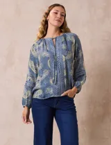 Blusa estampada con puntilla, marca Zac & Rachel. Cuello a la base, escote en V y lazo. Delantera con aplique de puntilla. Manga larga, aplique calado y puño elastizado.