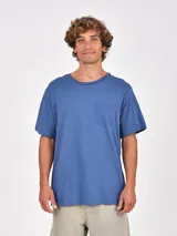 Remera básica de manga corta, color azul, con cuello redondo y un pequeño bolsillo en el pecho.