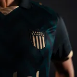 Camiseta de fútbol Puma del Club Atlético Peñarol, modelo Third Jersey 2026. Diseño en tonos oscuros con patrón de ondas en relieve, detalles en color dorado en cuello, mangas y logos. Incluye escudo del club, logo de Puma y sponsor Antel en el frente.