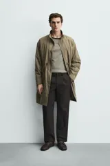 Pantalón de corte regular fit confeccionado en tejido mezcla de algodón. Presenta cintura con detalle de pliegues en el delantero, bolsillos frontales y bolsillos traseros de vivo con botón. Cierre frontal con cremallera y botón.