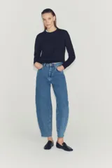 Jeans de tiro alto ZW Collection, color negro con efecto deslavado, corte tapered y diseño bombacho con raya planchada al frente.