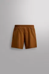 Pantalón corto deportivo color marrón oliva, confeccionado en tejido técnico ligero y elástico, con forro interior. Presenta cintura elástica ajustable con cordón, bolsillos frontales, bolsillo de seguridad trasero con cierre y aberturas laterales en el bajo.
