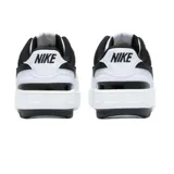Championes Nike modelo Gamma Force, de diseño urbano con base blanca y detalles en negro. Presentan una silueta clásica con capas superpuestas, logo Swoosh lateral y suela de goma con plataforma.