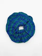 Gomita de pelo tipo scrunchie con diseño de ondas en colores azul y verde.