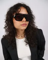 Lentes de sol Carey con forma geométrica, montura gruesa marrón con detalles en carey y lentes marrones.