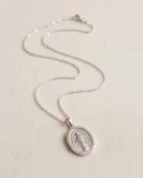 Collar de plata con cadena fina y dije ovalado de la Medalla Milagrosa, rodeado de circonias brillantes.
