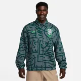 Chaqueta Nike estilo Harrington de la selección de Brasil, color gris con estampado gráfico en verde oscuro. Cuenta con cierre completo, cuello italiano, bolsillos en ángulo y dobladillo parcialmente elástico.