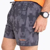 Short deportivo de trail running con estampado camuflado en tonos grises, cintura elástica con cordón ajustable, bolsillos laterales y bolsillo trasero con cierre.