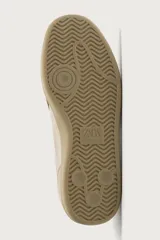 Zapatilla de estilo retro con cordones y efecto desgastado, confeccionada en una combinación de materiales con detalles de piel con acabado serraje y suela de goma a contraste.