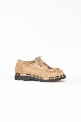 Mocasín de gamuza color tostado con cordones, detalle de flecos en el empeine y suela de goma negra con costura decorativa.