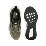 Championes Lacoste modelo L003 Evo, color verde oliva con detalles en negro y suela blanca. Diseño deportivo con paneles de malla y refuerzos laterales, con el logo de la marca grabado en el talón y en la lengüeta.