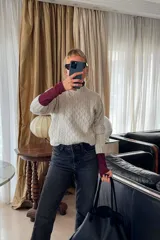 Sweater de punto con textura trenzada, cuello redondo y mangas largas. Presenta un diseño de silueta relajada y tejido abrigado.