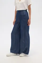 Pantalon de lyocell de tiro alto y corte ancho, con diseño de pinzas frontales y costuras verticales decorativas.