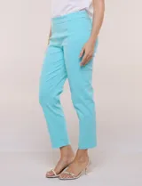 Pantalón de gabardina elastizada color beige, de tiro medio y calce slim. Cuenta con diseño pull-on sin cierres ni botones, cintura ancha, bolsillos delanteros simulados y bolsillos traseros ojal.