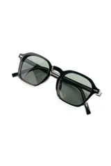 Lentes de sol polarizados con armazón negro de diseño geométrico y lentes oscuros.