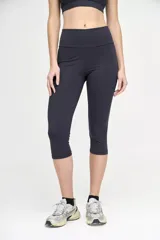 Calza pescador negra de tiro alto, con cintura doble y largo 3/4.