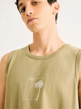 Musculosa de hombre color beige, de corte clásico y sin mangas, con pequeño estampado tipográfico en el pecho.