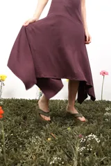 Vestido corto ajustado al cuerpo, color negro con detalles de ribetes en amarillo. Presenta un diseño sin mangas con espalda descubierta y una estampa gráfica en la parte posterior.
