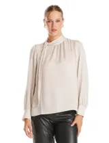 Blusa negra de acabado satinado con cuello alto fruncido, detalle de lazo para anudar y cierre lateral con botones. Presenta mangas largas estilo balloon con puños ajustados.