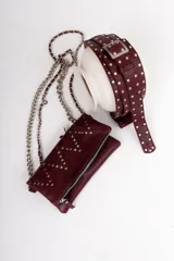 Cinto faja de cuero con estampado de vaca en blanco y negro, con hebilla metálica rectangular.