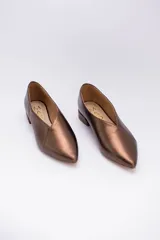 Chatitas color bronce de cuero, con punta fina y escote en V.