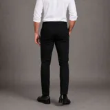 Pantalón de gabardina azul marino, diseño chino sport de corte recto, con bolsillos laterales y traseros, cierre frontal con botón y cremallera.