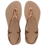 Sandalias tipo ojotas Havaianas modelo Luna, color rosado metalizado, con diseño de tiras entrelazadas y ajuste en el talón.
