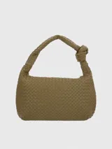 Cartera tipo hobo de Hush Puppies con diseño trenzado en color verde oliva. Presenta un asa única con detalle de nudo y cierre superior.