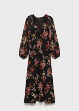 Vestido midi de gasa con estampado floral sobre fondo negro, cuello en pico y mangas largas abullonadas. Presenta un diseño evasé con forro interior y cierre de cremallera lateral.