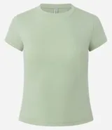 Blusa básica de mujer marca Blue Steel, confeccionada en tejido rib de algodón con elastano. Presenta un diseño ajustado al cuerpo, cuello redondo y mangas cortas.