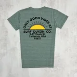 Remera verde jaspeado de algodón con cuello redondo y manga corta. Estampa en el pecho con un sol naciente y la frase "Only Good Vibes Surf Duxon Co.". Incluye bolsillo pequeño en el pecho.