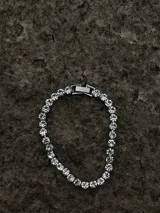 Pulsera plateada con engarce de circonias blancas.