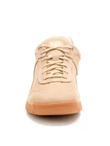 Sneakers Caterpillar modelo Versy Lo, color marrón claro, confeccionados en cuero nobuk con detalles de gamuza, suela de goma y cordones al tono.