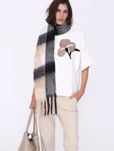 Chalina gruesa multicolor con diseño a cuadros en tonos beige, negro y blanco.