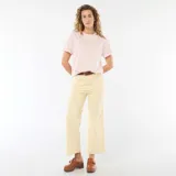 Pantalón de gabardina color amarillo claro, con corte wide leg, bolsillos plaqué al frente y presillas para cinturón.