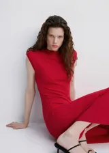 Vestido midi color rojo, sin mangas, con cuello redondo y diseño ajustado en el torso con falda de corte acampanado.