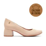 Zapato de cuero color beige con perforaciones, taco cuadrado y detalle de logo dorado en el lateral.