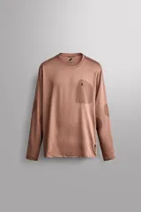 Camiseta de entrenamiento de manga larga en color marrón, de corte regular fit y cuello redondo. Confeccionada en tejido técnico elástico con bolsillos en el pecho con cierre de cremallera.