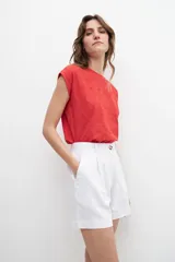 Short blanco de lino con pinzas, tiro alto y bolsillos laterales.