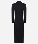 Vestido midi marrón de punto acanalado, con cuello alto y mangas largas.