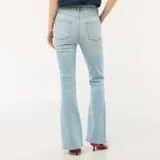 Jean de corte flare y tiro alto, color azul claro, con diseño clásico de cinco bolsillos y cierre frontal con botón y cremallera.