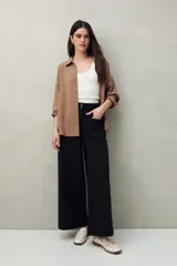 Pantalón wide leg color beige de algodón, con bolsillos delanteros con solapa y cierre con dos botones.