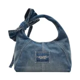 Cartera de hombro tipo slouchy de Marc Jacobs modelo The Sack Bag, confeccionada en denim azul con el nombre de la marca y del modelo estampado en color blanco en el lateral. Posee diseño holgado y correa integrada con detalles de tiras colgantes.