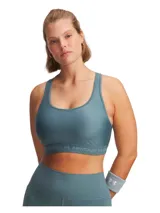 Top deportivo Under Armour de soporte medio, confeccionado en tejido HeatGear de doble capa. Presenta diseño de espalda cruzada, banda elástica inferior con logo de la marca y copas extraíbles con perforaciones para mayor transpirabilidad.