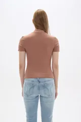 Remera de punto canalé color gris oscuro, con cuello alto y mangas cortas, de corte ajustado al cuerpo.